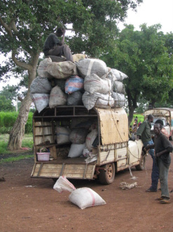 04 Les Marchandises Achetees Remplissent Au Fur Et A Mesure Les Vehicules En Attente